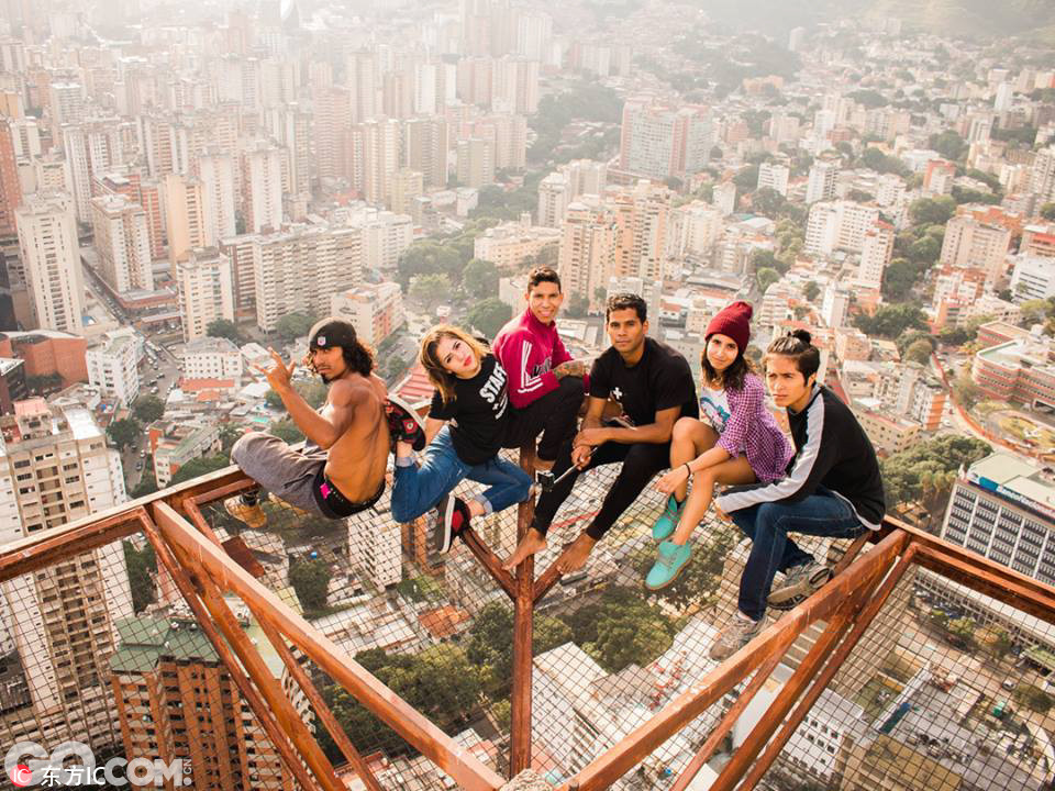 委内瑞拉首都加拉加斯，26岁的极限运动爱好者Gabriel Isaac Gutierrez Aray在60层楼的建筑边缘玩各种惊险动作，并不带任何的安全设备，包括在屋顶边缘做倒立和与朋友欣赏城市风光，画面看着令人胆战心惊。