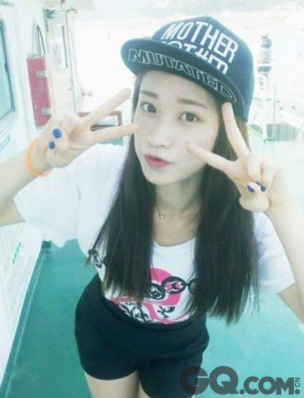 当时13岁的她以可爱的形象而受到歌迷的喜爱，2012年出演韩国选秀节目《Superstar K 4》后返回美国居住。
