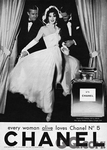 1921年，香奈儿N°5正式上市。这个香奈儿第一款创新的、革命性的香水，还以其名称与瓶身设计震撼了当时的潮流。在那个世纪交替的时期，许多香水都被冠以俗丽的抒情式的名称。