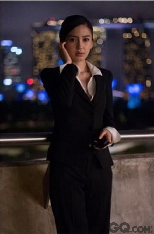 据香港媒体报道，近日，Angela baby的好莱坞处女作造型曝光，她在改编自同名游戏的科幻动作片《代号47》中一身黑色职业套装，十分有型。