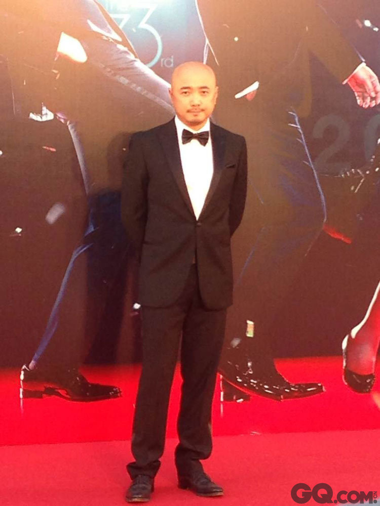 徐峥：姜文是拿奖最厉害的，可是徐峥却是最赚钱的，他第一部导演的《泰囧》至今依然是内地票房最高的华语电影，同时也让他拿下了最受大学时欢迎导演奖。
