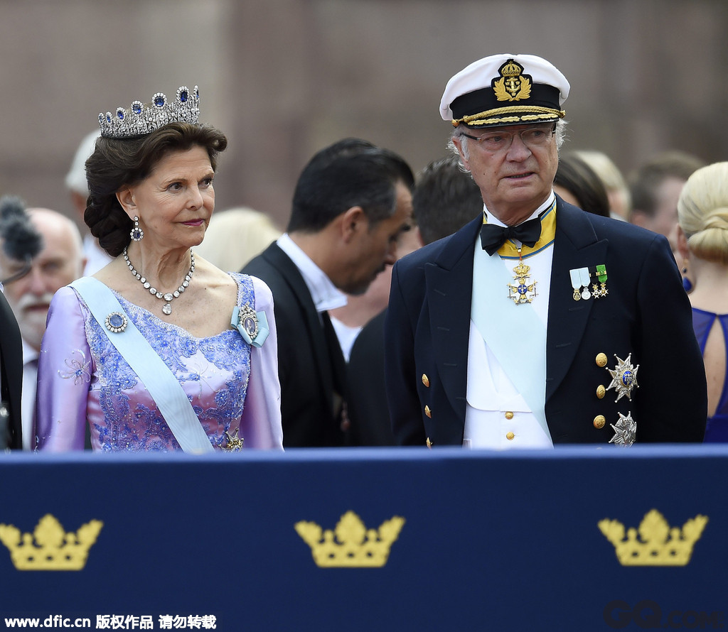 瑞典王室深受瑞典人民爱戴，因为他们虽然位居王国之尊，却以平民作风著称，过着半君半民的生活。国王卡尔16世古斯塔夫每天早上自己驾车从郊外的住所到王宫上班，下班后又是自己驾车打道回府，几十年如一日，从没有觉得有什么不妥。菲利普王子的母亲希尔维亚王后，之前是一名会7种语言的翻译员，在1972年奥运会上碰到了当时的王储、如今的瑞典国王。