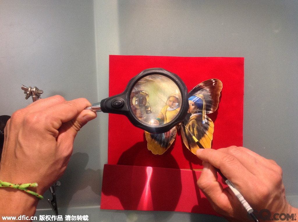 墨西哥艺术家Cristiam Ramos继在糖果和牙膏上作画后，再次在真正的蝴蝶翅膀上进行创作，这一举动引起了众人的关注。据悉，每个蝴蝶的翅膀仅有12厘米长，除了很小外还纹理繁杂，这对艺术家来说是在上面作画是一个不小的挑战。据拉莫斯表示，呈现在每个蝴蝶翅膀上的经典画作，都需要花费他56个小时的时间，认真细致、一丝不苟地一笔一划细细描绘。拉莫斯表示，他自小就非常着迷于蝴蝶，且惊叹于蝴蝶翅膀五彩斑斓的颜色和繁复多样的纹理变换。而随着他不断长大，这种热爱之情也不曾消减。