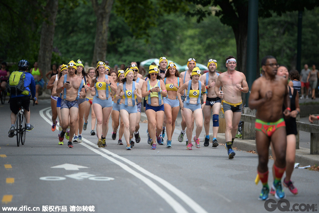 跑步似乎成为时下热门运动，“彩色跑”“荧光跑”层出不穷，为喜爱运动的人们带来了不少欢乐。世界之大，无奇不有，只有你想不到，没有做不到的事情，“内衣跑”就这样横空出世。近日在美国纽约，内衣跑活动在中央公园举行，俊男靓女仅穿内衣参加活动，半裸狂奔，赚足人们的眼球，接下来就让你一饱“眼福”。