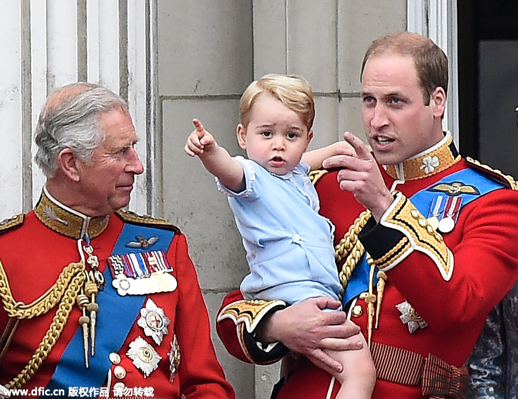 2015年6月13日，英国伦敦，英国女王伊丽莎白二世的89岁官方生日庆典举行。菲利普亲王、查尔斯王储夫妇、威廉王子与凯特王妃、哈里王子等王室成员以及超过千名士兵参与了每年一次的皇家军队阅兵仪式，乔治小王子首次参加并亮相白金汉宫的阳台，活泼好动呆萌可爱。  