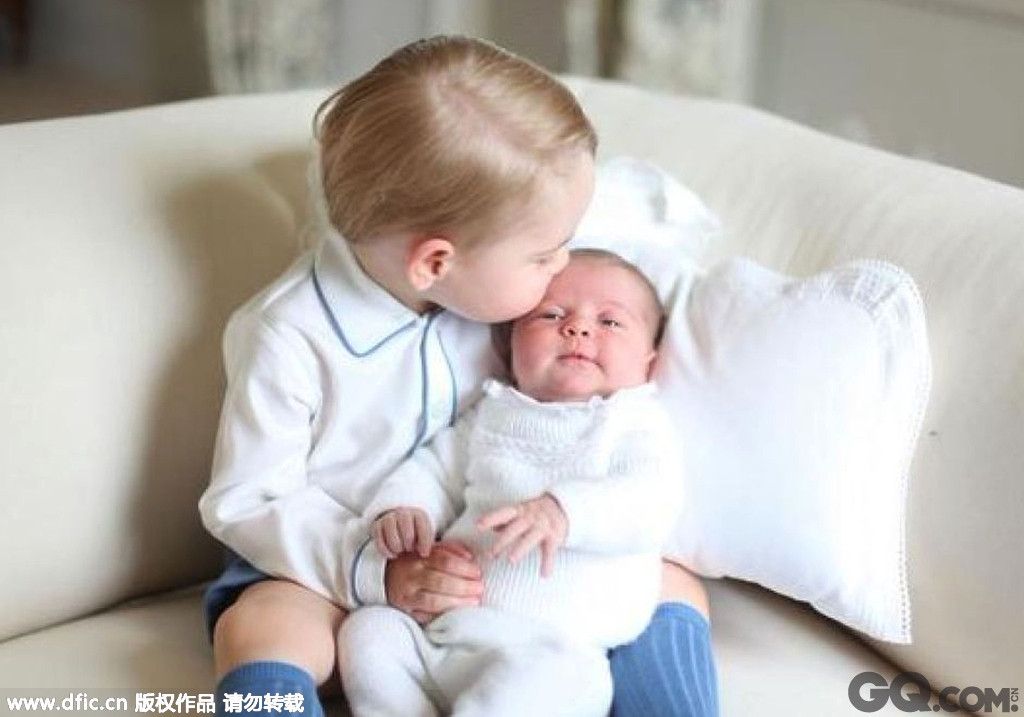 2015年6月6日报道，近日，英国王室公布了乔治小王子与妹妹夏洛特公主的温馨照片。令人意想不到的是，这些照片是约两周前由凯特王妃拍摄的。照片中乔治王子尽显大哥哥风范，对妹妹疼爱有加。
