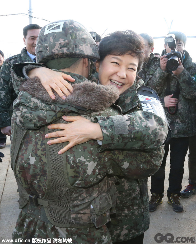 韩国江原道，朴槿惠与普通前哨大队的士兵拥抱。韩国总统朴槿惠视察了驻扎于韩国东部前线——江原道杨口郡的第12师下属部队。   