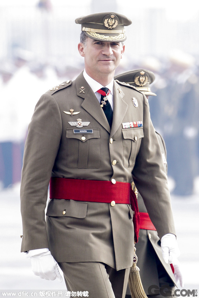 西班牙新国王费利佩身着军装。  