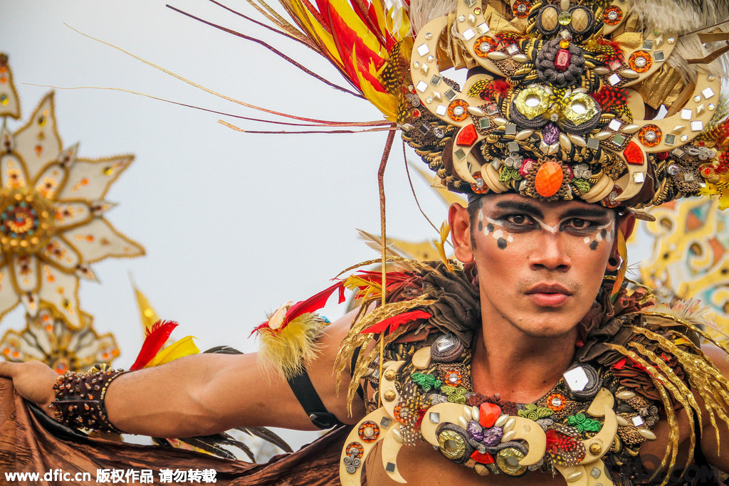 8月2日，2015年Jember时尚嘉年华在印尼唐格朗开幕，每年的主题都不同，狂欢者多数以怪异另类、华丽惊悚的时装造型游行于街头，而今年的主题是“一件独特巨大的装束”，超过400人参加了此次嘉年华，这样令人有些“惊悚”的嘉年华也再次向世人展示了艺术的多元化！
