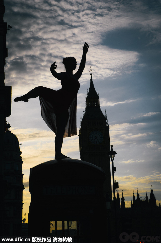 近日，维珍行动（Virgin Active）携“极限芭蕾”表演者Agathe Petrini首次来到英国，在伦敦启动全新的融合芭蕾课程。而这位曾凭借在阿尔卑斯山上表演芭蕾的照片在网络走红的女芭蕾舞者，此次选择在伦敦市内不同的景点前摆出经典的芭蕾动作。多年舞蹈生涯造就了她良好的身体力量、柔韧性和敏捷性，Petrini不断突破自己的极限，以向世人证明芭蕾也可以很刺激。
