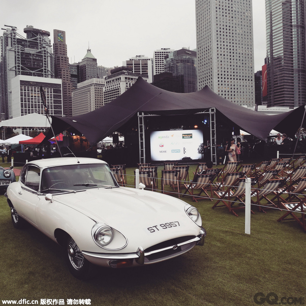 中国香港，一场古典老爷车和各式怀旧事物的世界级盛事-香港复古嘉年华在中环海滨活动空间盛大举行，展品价值数百万元，包括首次在亚洲亮相的1933年Napier-Railton。重头展品Napier-Railton赛车，这款有82年历史的24升引擎赛车多次打破世界速度纪录，是英国布鲁克兰博物馆的馆藏，向来鲜有亮相。今次来亚洲首度亮相，保险金额高达1亿港元，是无价的英国国宝。同场展出的还有半岛酒店的1934年劳斯莱斯Phantom II（幻影II）。另外，为亦展出被誉为最型电影汽车的1981年DeLorean DMC-12，以纪念经典电影《回到未来》上映三十周年。虽然汽车是嘉年华的主角，但大会亦设有很多以怀旧和汽车为主题的节目，让全家大小欢渡周末。届时，现场会有售卖怀旧衣服、家居用品、限量版画和纪念品的小摊档，亦有大量食物和饮品，让前来参观的家庭在野餐区边吃边休息，儿童可在模拟高卡车和踏板车上玩乐。