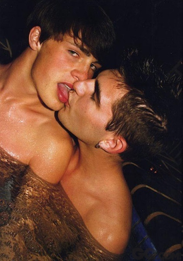 科尔顿·海恩斯早年间曾登一本以年轻男同为读者的杂志，与另一位男子拥抱亲吻互相爱抚。