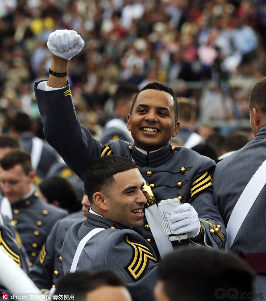 当地时间2016年5月21日，美国纽约州西点，图为学员将帽子扔向空中庆祝毕业。美国著名军事院校西点军校举行2016届学员毕业典礼，953名军校学员经过四年学习顺利毕业并且获得陆军少尉军衔。西点军校创办于1802年，被称为“美国将军的摇篮”，许多美军名将均是该校毕业生。除了毕业令人兴奋，颜值高、身材一级棒的兵哥哥们也成为毕业典礼上的一大亮点！
