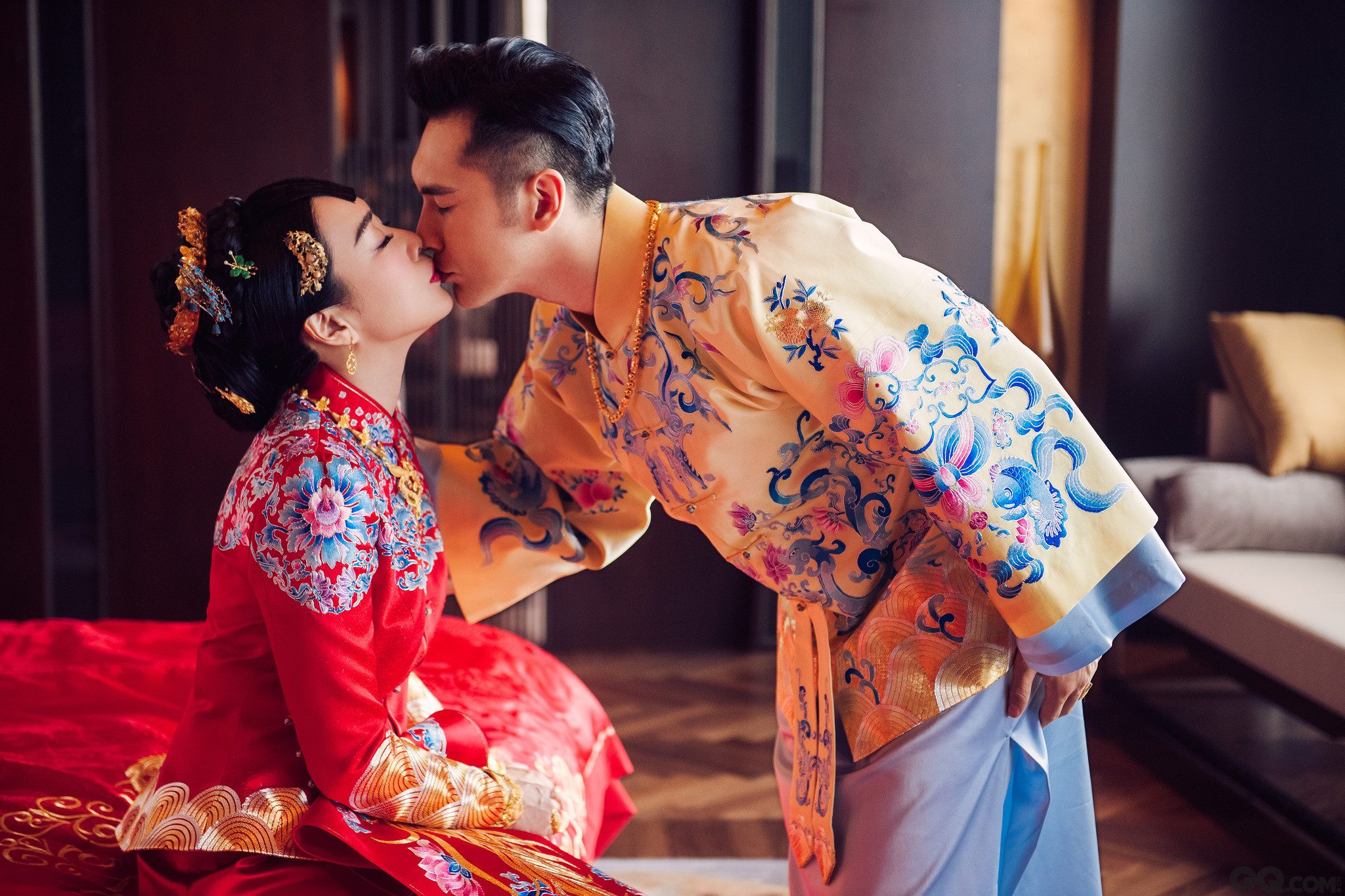 日前，46岁“性感女神”钟丽缇和小12岁男友张伦硕的婚礼在北京举行，婚礼以“人鱼夫妇回来了”为主题，大海般蓝色布景，鲸鱼、水母等玩偶布置突出海洋元素。
