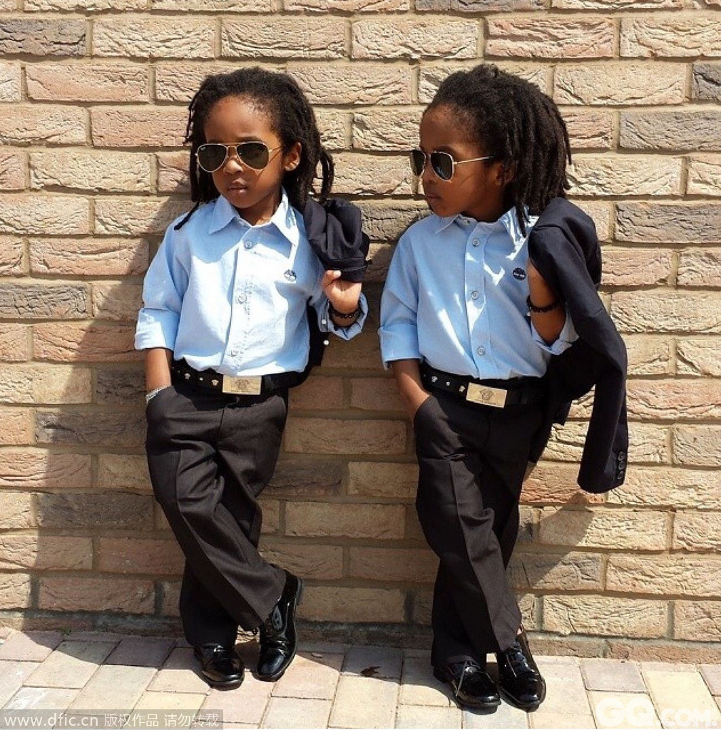 英国伦敦，3岁大的一对双胞胎兄弟Michael和Daniel年纪小小就有超赞的时尚品味。现在他们的instagram页面上已经有32000多名粉丝，名字叫做“'Two Yung Kings” ，兄弟俩人平时就用“国王1号”、“国王2号”互相称呼。