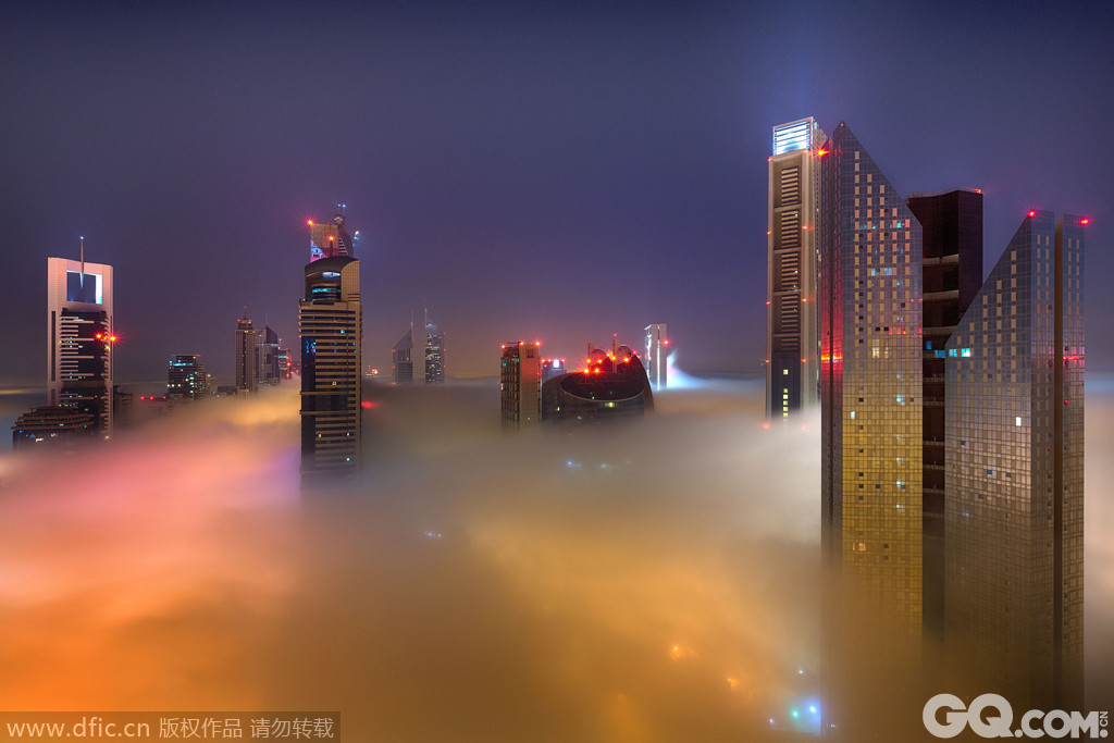 浓雾笼罩下的迪拜像是另外一个世界一般，亮光在浓雾中闪烁，透过浓雾还可以看到繁忙的街道。  