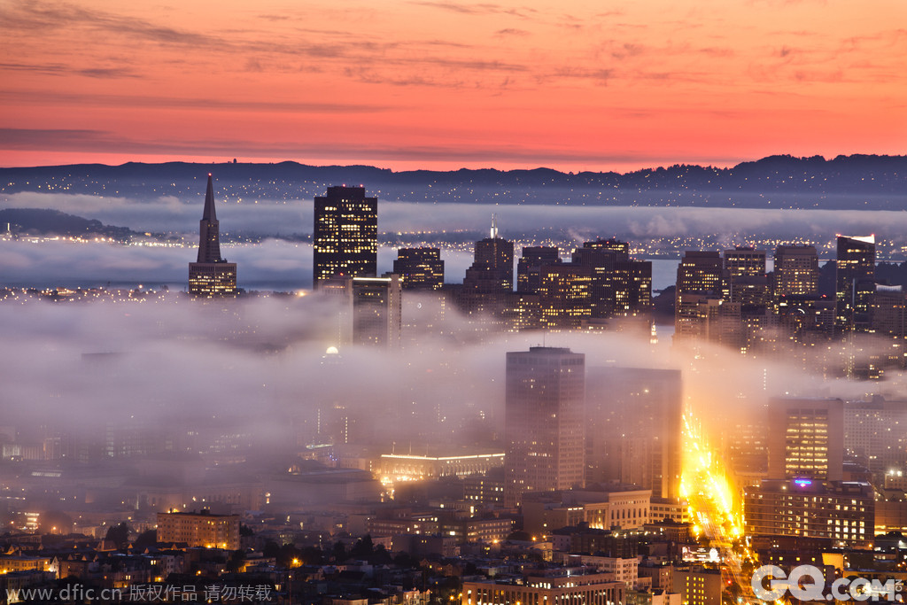 美国旧金山笼罩在薄雾中，最美的体验的就是在整个城市弥漫在一片霓虹时，飞上天空。

