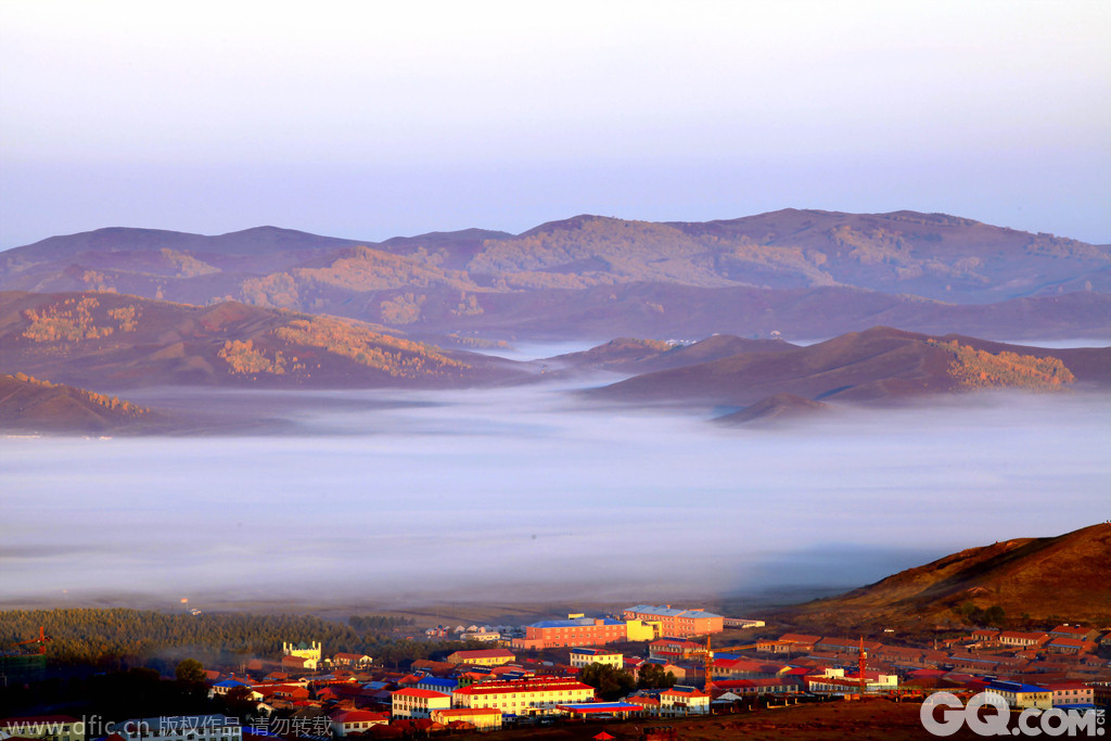 内蒙古自治区赤峰市，乌兰布统坝上草原晨雾风光。    