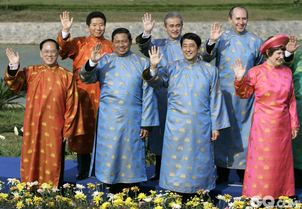 2006年APEC峰会时，领导人们穿上俗称“奥黛”的越南服饰，女士的衣服看起来很像中国旗袍。