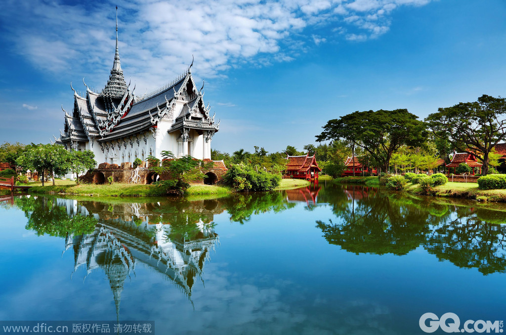 2003年APEC会议在曼谷。曼谷原译“天使之城”，有“佛庙之都”之誉，为黄袍佛国之泰国首都，是泰国政治、经济、文化和交通中心，展示着独具泰国特色的风土人情。