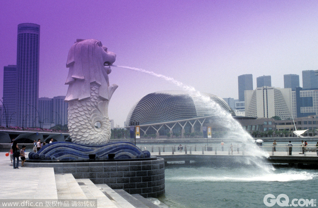 2009年APEC会议在新加坡。新加坡，多元化的一个岛国。就好像这里的官方语言有四种一样，这里也是多国美食齐聚的天堂。在“甘榜格南”体验地道马来餐饮；“小印度”领略印度风情；“牛车水”发现异乡的中国风。还有最适合亲子休闲的圣淘沙岛，乌节路更是购物者的天堂。