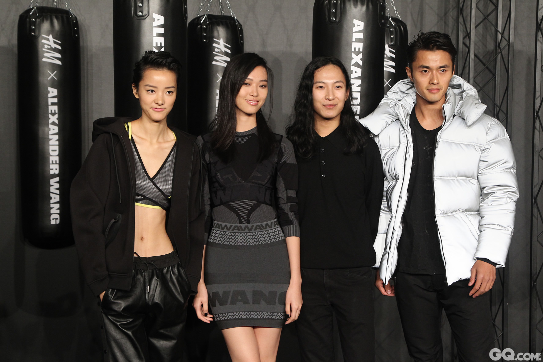 除了巨星助阵外，针对全新Alexander Wang X H&M合作系列而设的“预售环节”可谓派对的另一项重头戏。为了迎合时尚潮人们对新系列的高度期待， H&M在现场打造了极具摩登感的Pop－up store预售区域，让当晚的嘉宾可以第一时间抢购到自己心仪的热门单品。（从左至右）裴蓓、游天翼、Alexander Wang和赵磊亮相红毯
