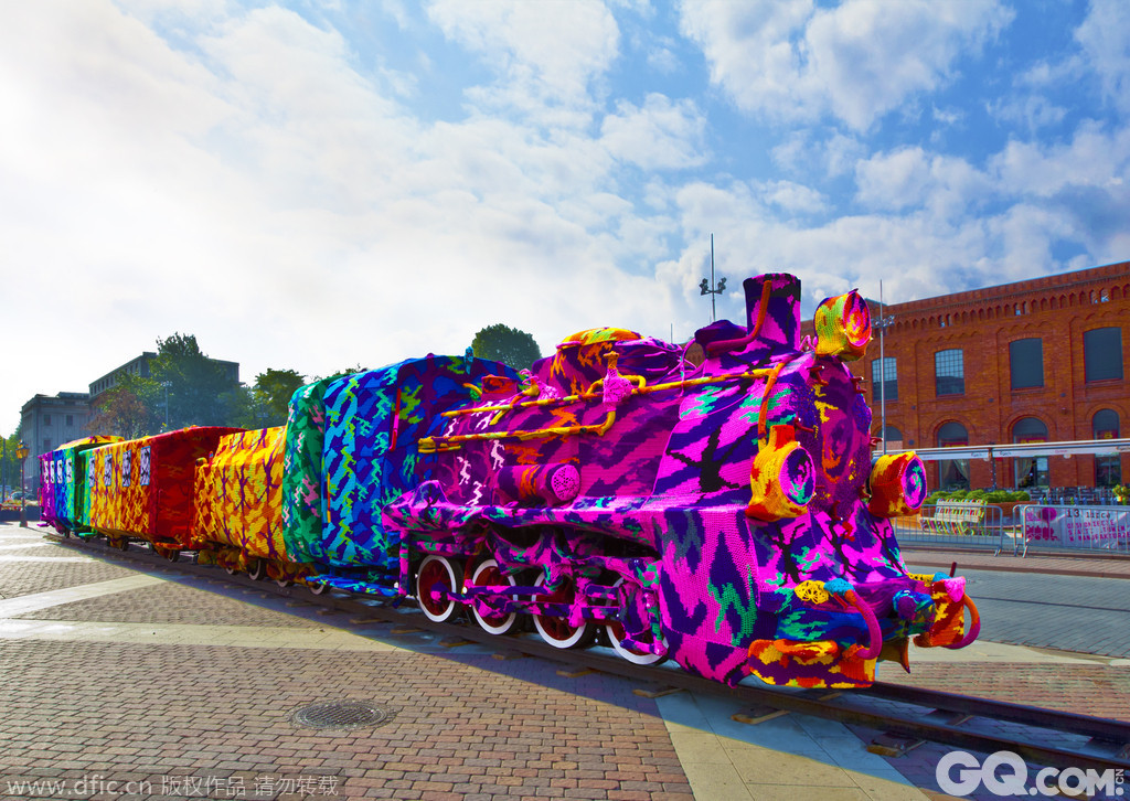 波兰罗兹，波兰艺术家和毛线大师Olek，带领其团队“攻占”了一辆火车，用五彩的毛线将火车包裹起来，成了一道靓丽的风景线。 