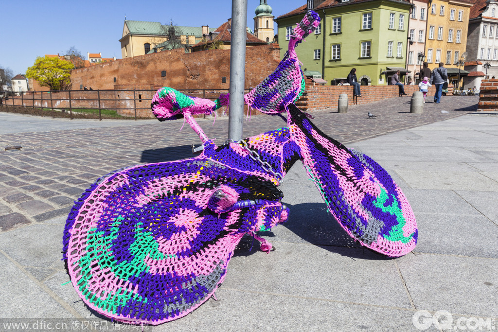 波兰华沙，被毛线包裹起来的自行车。