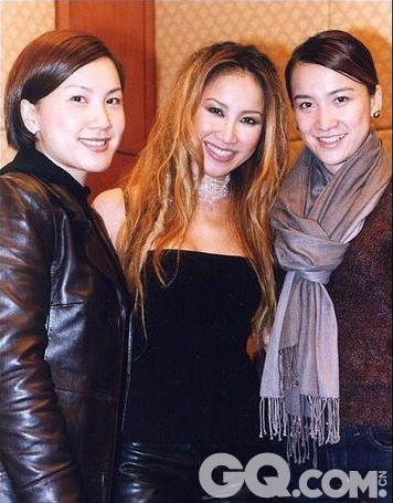 李玟的姐姐李秋林（大姐）和李思林（二姐）均在同一年度香港小姐决赛中竞选中参选(1992年)，成为香港小姐史上首对决赛姊妹花。