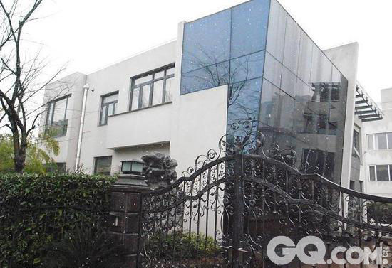 刘翔的豪宅位于上海梅川路1333弄的祥和名邸，按照目前的市场价，这套建筑年代为2004年、建筑面积是439平方米、6室3厅4卫、尚未装修的别墅，已经被标价1450万元，均价33030元/平方米。
