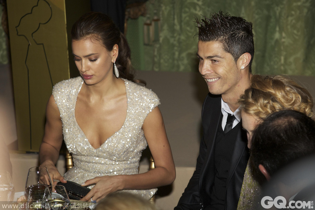 当地时间2011年11月17日，西班牙马德里，C罗与女友伊莲娜一同出席《Marie Claire》举办的Prix de la Moda颁奖典礼。