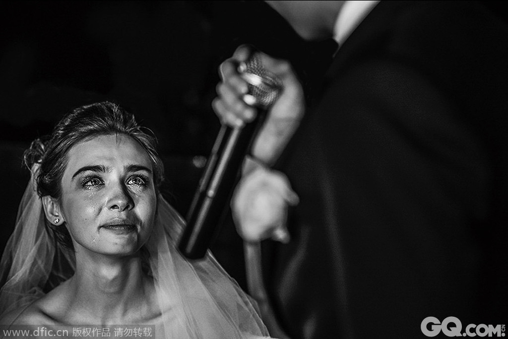 印尼雅加达，感人瞬间类一等奖，这一系列照片是被选出来的去年全球最漂亮的婚礼照片。国际专业婚礼摄影师协会（ISPWP）授予20多类别的奖项。