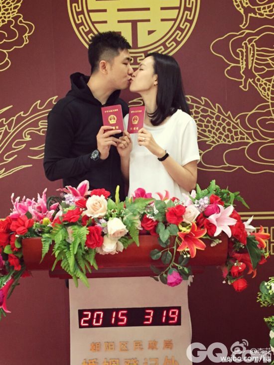 3月23日上午，李艾大方在微博分享了这一喜讯，并曝光了数张与老公19日领证的有爱照片，令人艳羡不已，铺天盖地的祝福也纷至沓来。