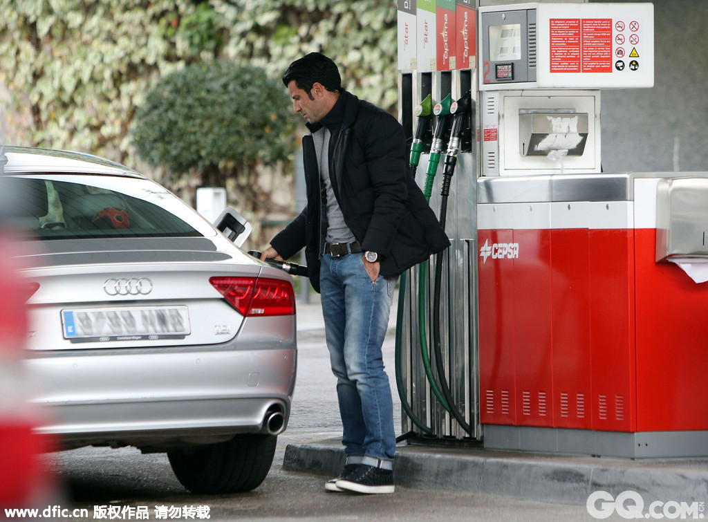 当地时间2014年11月14日，前皇马球星菲戈现身加油站，亲自为奥迪豪车加油。
