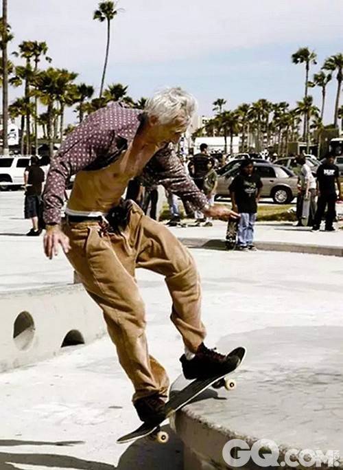 NEAL UNGER一个玩滑板的60岁老头，别看老人家这岁数，就光看那一身小肌肉，就足以震撼N多宅男的心了。
