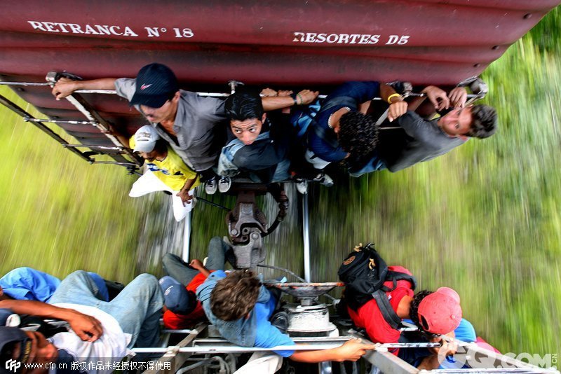 中美洲贫苦青年冒着生命危险攀爬飞驰的美国高速列车，希望越境进入美国，追寻“美国梦”。
