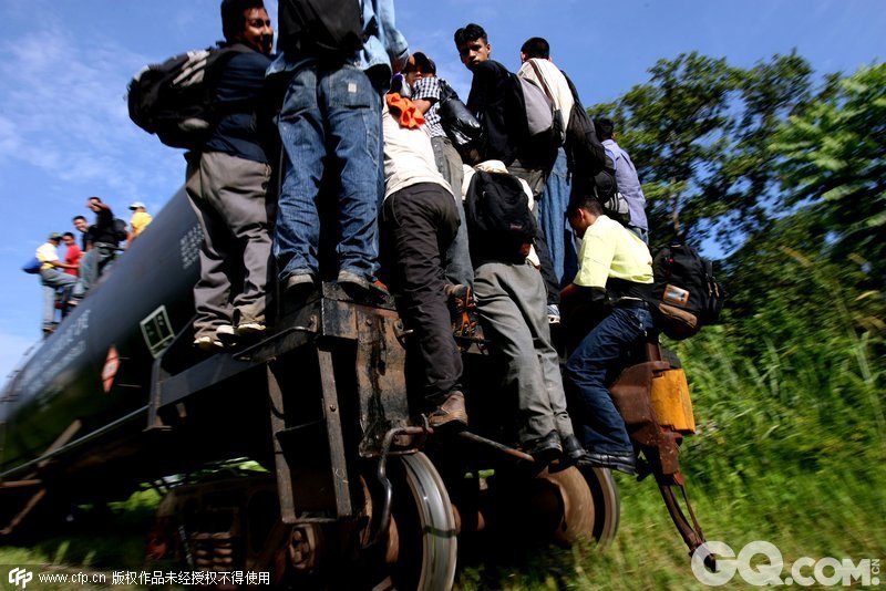 当列车通过时，他们会努力爬上飞驰的火车，搭乘其通过美墨之间的边境。