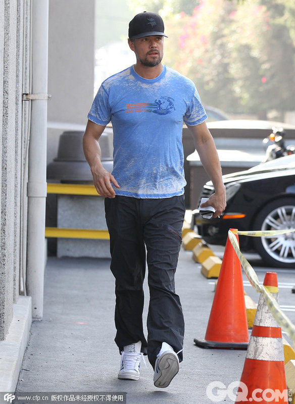 圣莫尼卡，当地时间02月03日，乔什·杜哈明(Josh Duhamel)携子外出吃饭。 