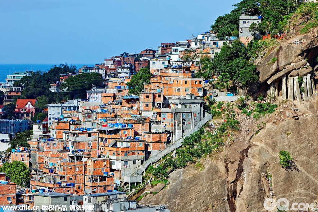 在《速度5》中，唐、布莱恩和米亚深入巴西南边腹地，躲在臭名昭著的里约热内卢贫民窟中。这次他们最大的挑战是面对这个毫无法律可言的城市。如前几部一样，这次的主题还是拉丁文化，它将从纯白的科巴卡巴纳海滩蔓延至坚硬狭窄的里约城市街道。剧组的三拨人马同时在2010年初夏进行了主要场景的拍摄。