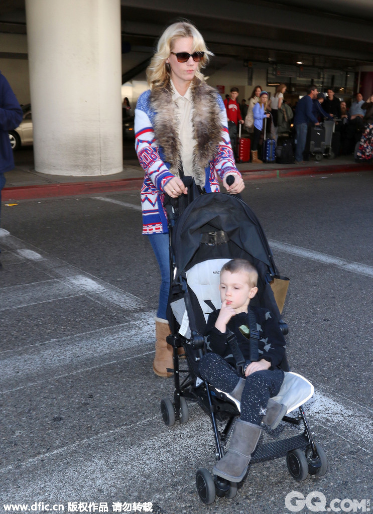 　　当地时间2015年1月2日，美国洛杉矶，詹纽瑞-琼斯与爱子Xander现身机场。但是小Xander完全夺去了妈妈的风采，因为⋯⋯他在吃自己的鼻屎！