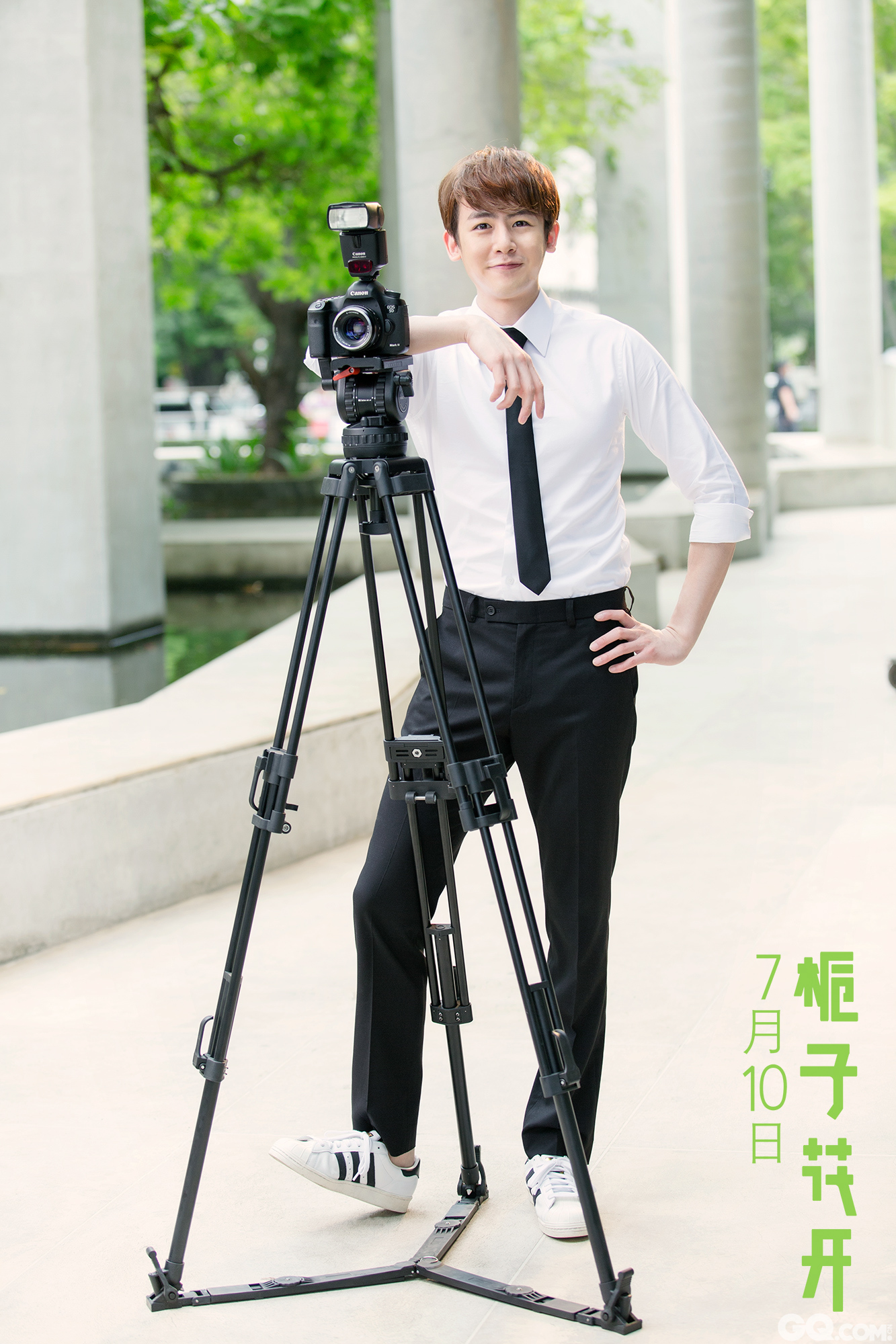 “泰国小王子”尼坤则以摄影师形象亮相，为学生们拍摄毕业大合照，为本片再添一枚养眼鲜肉，尼坤也因此被评为“毕业季最帅摄影师”。