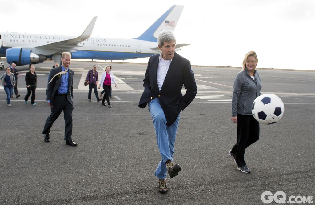 2014年5月5日，佛得角萨尔岛，美国国务卿克里在飞机加油短暂停留间歇秀足球脚法。