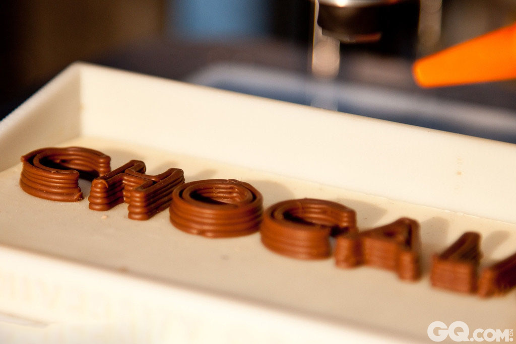 英国埃克塞特大学研究人员日前开发出世界第一款“3D巧克力打印机”，该款打印机使用液态巧克力作为“油墨”，可以“打印”出巧克力日用品和服装。   
