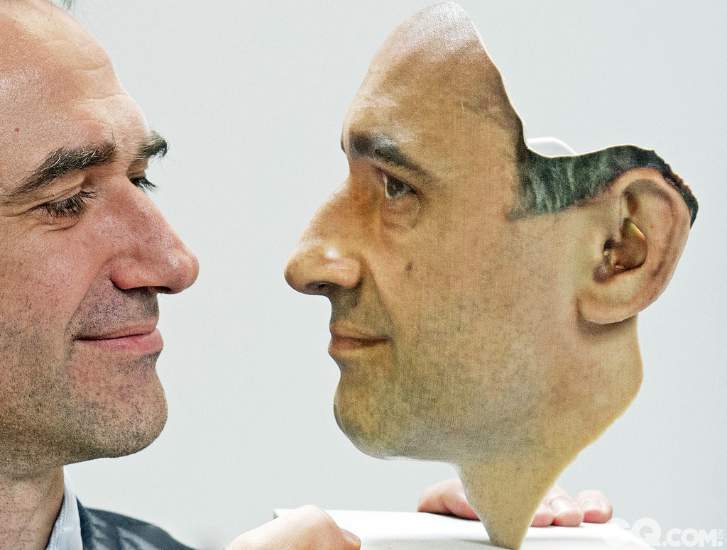 2014年5月15日，在德国爱尔福特举行了一场3D打印展览。该展览聚集了全球130家相关企业和80多位领域里的科学家，向人们展示3D打印技术的飞速发展。

图为德国3D Fab公司的主管Mario Huettenhofer用3D打印机做出来的自己的脸像。   