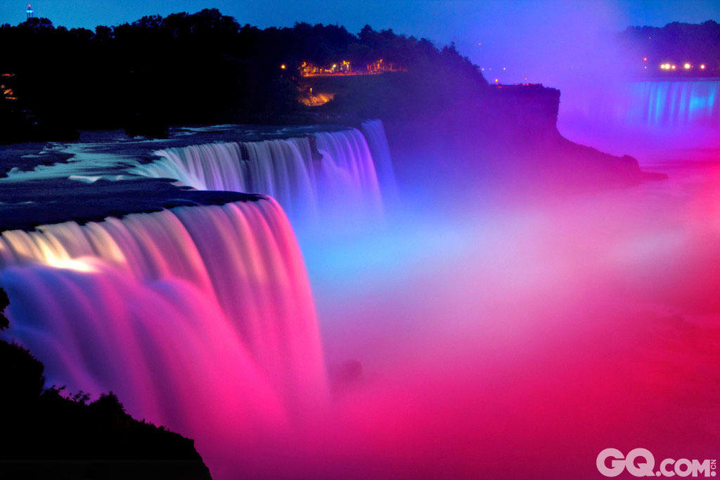 尼亚加拉瀑布位于加拿大和美国的交界处，瀑布周围的各种巨型聚光灯在夜幕降临之际都会散发光芒，并同时照亮瀑布，形成一道道绚丽的彩虹，在霓虹灯的五彩灯光下尼亚加拉瀑布烟雾缭绕，仿若仙境一般。这一幕美景由34岁的摄影师Rajeev Nair拍摄。   