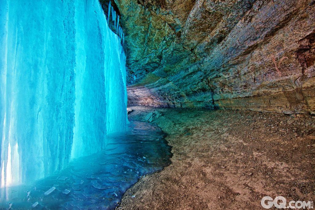 摄影师Matt Sepeta在美国明尼苏达州拍摄到的Minnehaha瀑布，在寒冷的天气，瀑布也停止流动，成为一幅震撼无比的静止的艺术，你可以走进瀑布里面，拍摄未曾看到过的画面。