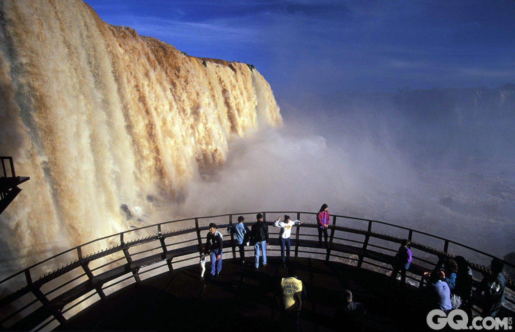 伊瓜苏大瀑布位于阿根廷与巴西的交界处伊瓜苏河与巴拉那河合流点上游23公里处，是世界上最宽的瀑布，1984年被联合国教科文组织列为世界自然遗产。伊瓜苏瀑布与众不同之处在于观赏点多。从不同地点、不同方向、不同高度，看到的景象不同。峡谷顶部是瀑布的中心，水流最大 最猛，人称“魔鬼喉”。已经开发完成的旅游设施，给予您最佳观赏体验。还有当地艺术家在瀑布旁进行音乐表演，让您尽情感受自然之美。   