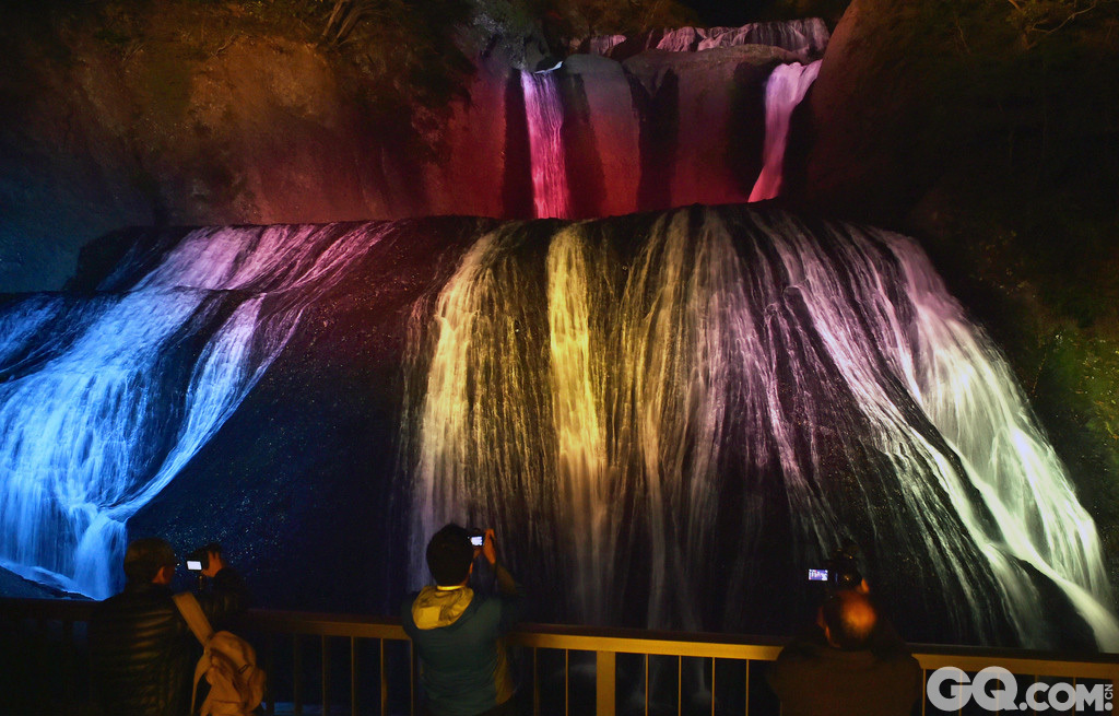 日本茨城县Taigo的袋田瀑布73米长、120米高，与华严瀑布及那智瀑布一起，是日本最美的三大瀑布之一。一年一度的彩灯活动将于11月1日开始，至2月15日结束，在每个周末的傍晚到晚8时。