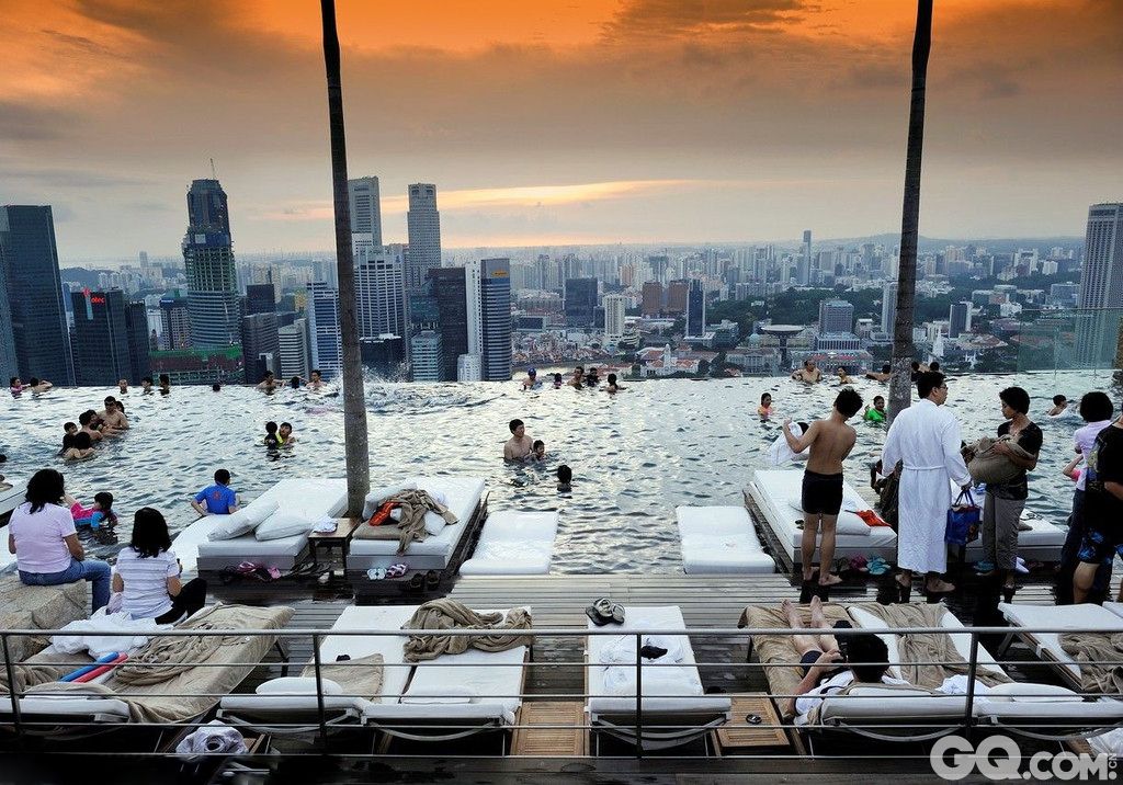 新加坡滨海湾金沙酒店的屋顶泳池世界闻名。它位于整个楼的最高层57层，在上面能看到全市的景观。