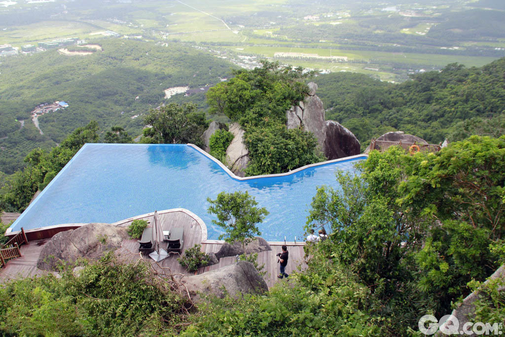 这个泳池大家可能觉得很眼熟。它是电影《非诚勿扰Ⅱ》取景地——亚龙湾热带天堂森林公园鸟巢度假村山顶游泳池。